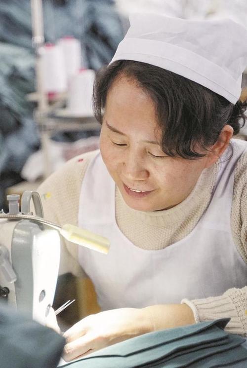 3月5日,新疆芳婷针纺织有限责任公司针织厂缝纫工尹明俊伏在机台前